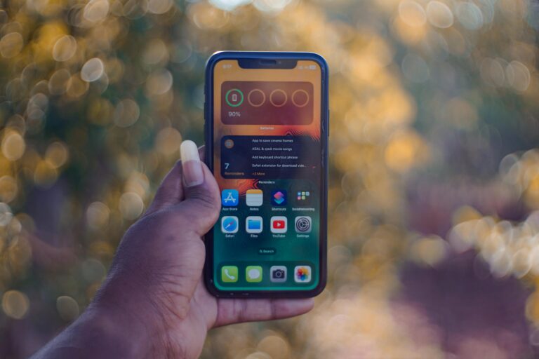 Mão segurando um celular. Aplicativos para renda extra (Foto: Banco de Imagens)