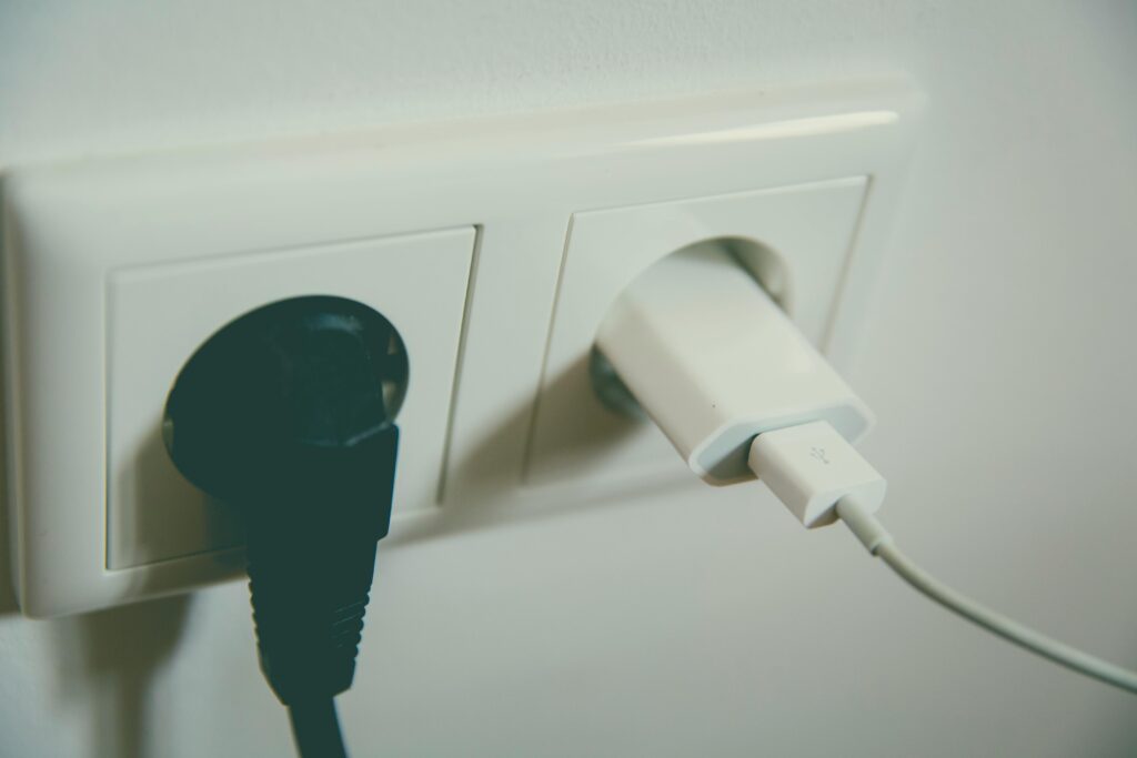 Duas tomadas plugadas. Como economizar na conta de luz? (Foto: Pexels)