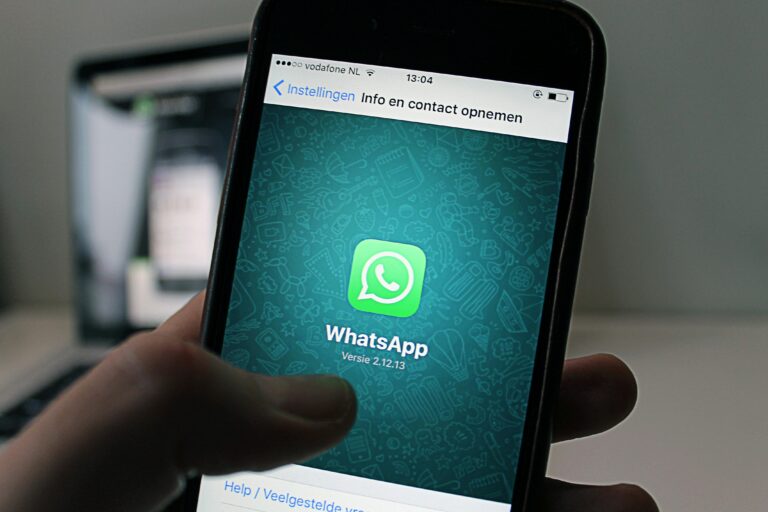 Um celular mostrando o Whatsapp aberto. (Foto: Pexels)