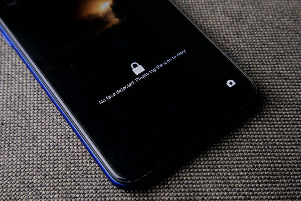 Proteja-se ao analisar a luz laranja e verde no seu celular. (Foto: Pexels)