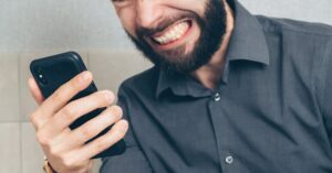 Bandidos aplicam golpe através do celular diariamente. (Foto: Pexels)