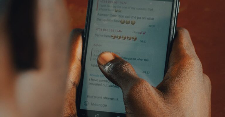 Homem mexendo no Whatsapp. (Foto: Pexels)