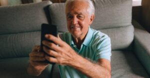 Idosos podem se beneficiar com aplicativos essenciais no smartphone. (Foto: Pexels)