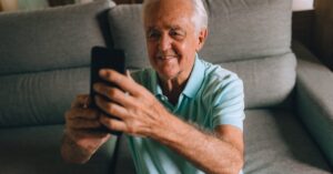 Senhor usando o Whatsapp. (Foto: Pexels)