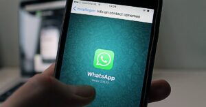Smartphone mostrando o ícone do Whatsapp. (Foto: Pexels)