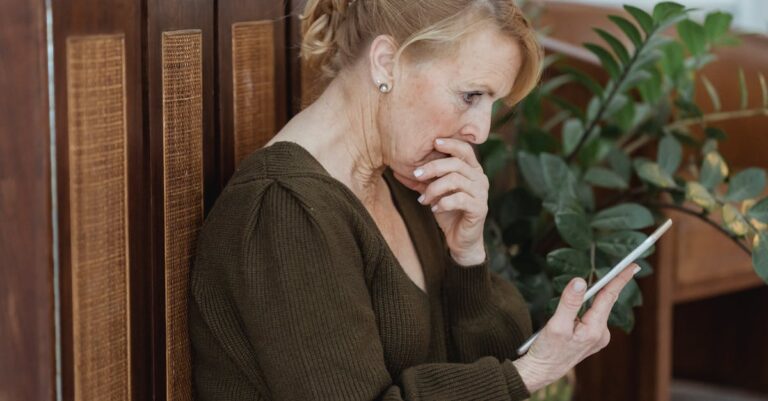 Mulher preocupada ao ter seu celular invadido. (Foto: Pexels)