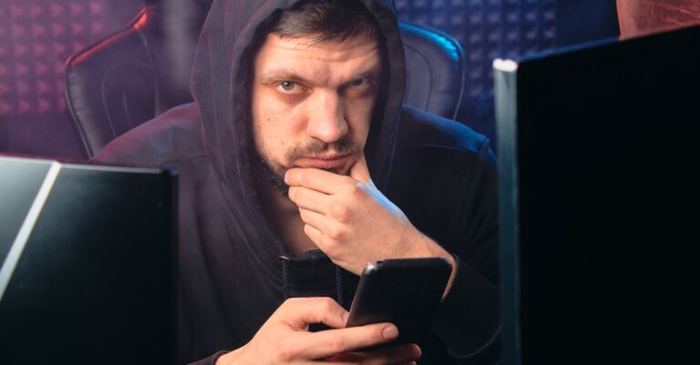 Hackers podem estar espionando o seu celular. (Foto: Pexels)