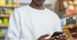 Usar o smartphone para registrar preços em supermercados pode ajudar a poupar dinheiro. (Foto: Pexels)