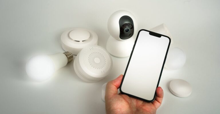 Celular ao lado de uma câmera de segurança. (Foto: Pexels)