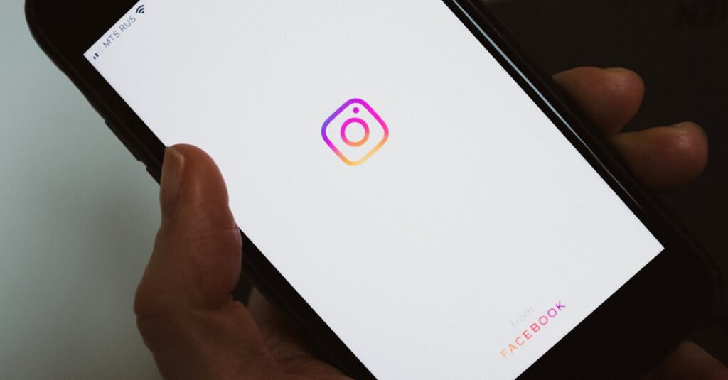 Smartphone mostrando o aplicativo do Instagram. (Foto: Pexels)