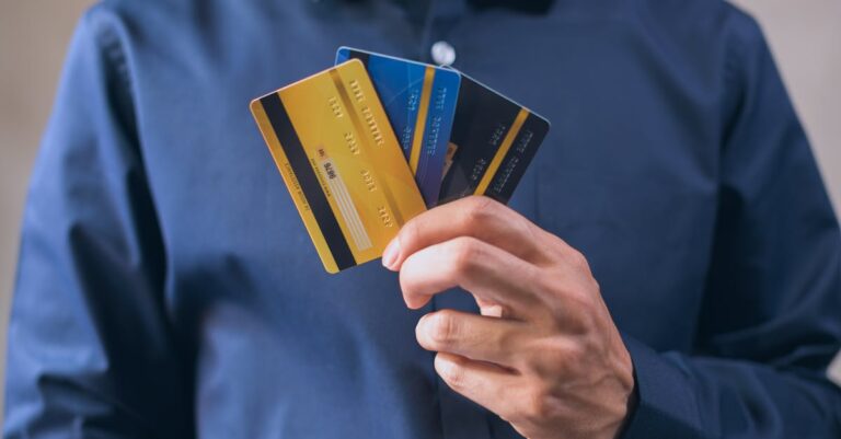 Homem segurando cartão de crédito. (Foto: Pexels)