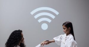Mãe e filha projetando um sinal de Wi-Fi. (Foto: Pexels)