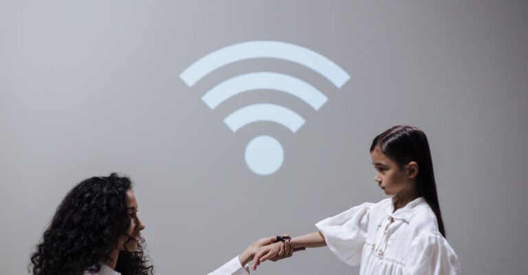 Mãe e filha projetando um sinal de Wi-Fi. (Foto: Pexels)