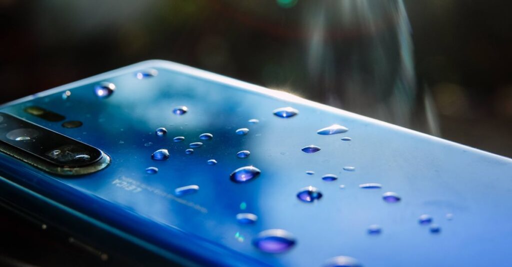 Celular com água. (Foto: Pexels)