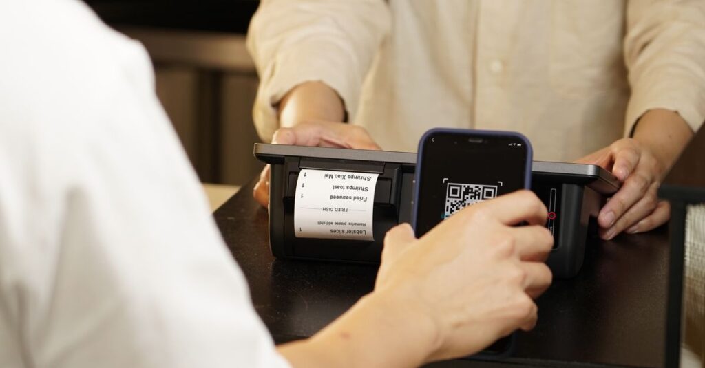 Cliente scaneando o QR Code de uma nota fiscal. (Foto: Pexels)