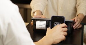 Cliente scaneando o QR Code de uma nota fiscal. (Foto: Pexels)