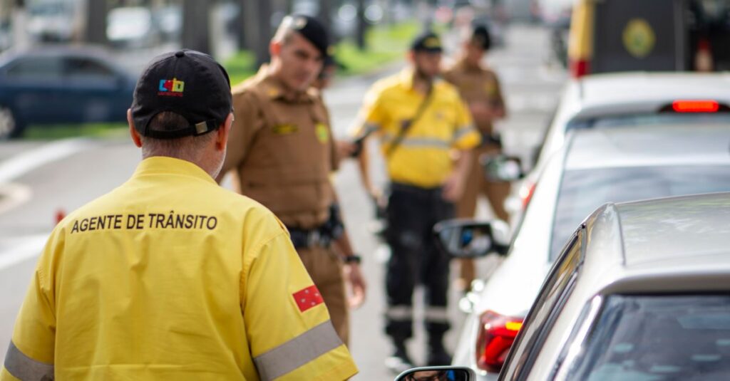 Agente de trânsito, responsável por aplicar multas. (Foto: Pexels)