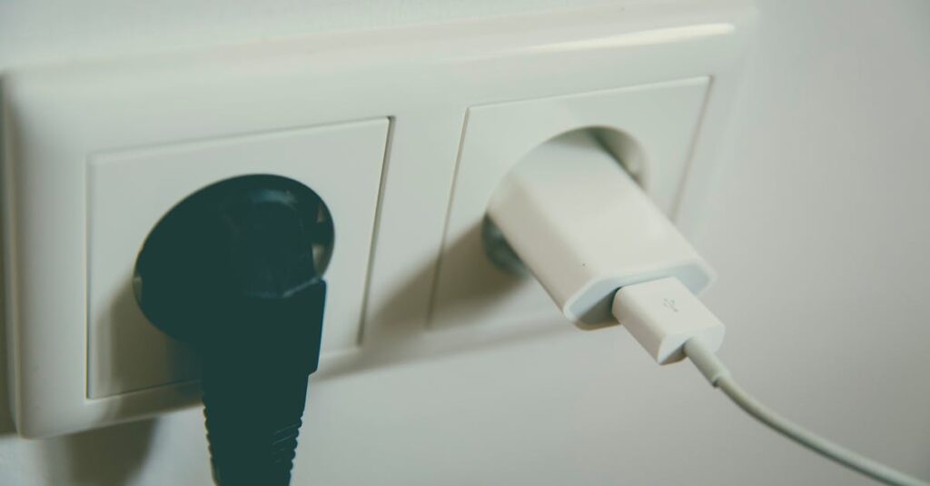 Carregador de celular na tomada: Conta de luz aumenta? (Foto: Pexels)