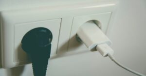Carregador de celular na tomada: Conta de luz aumenta? (Foto: Pexels)