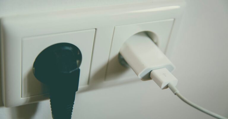 Carregador de celular na tomada: Conta de luz aumenta? (Foto: Pexels)
