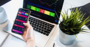 Nubank, C6 ou Inter? Pessoa olhando seus rendimentos. (Foto: Pexels)