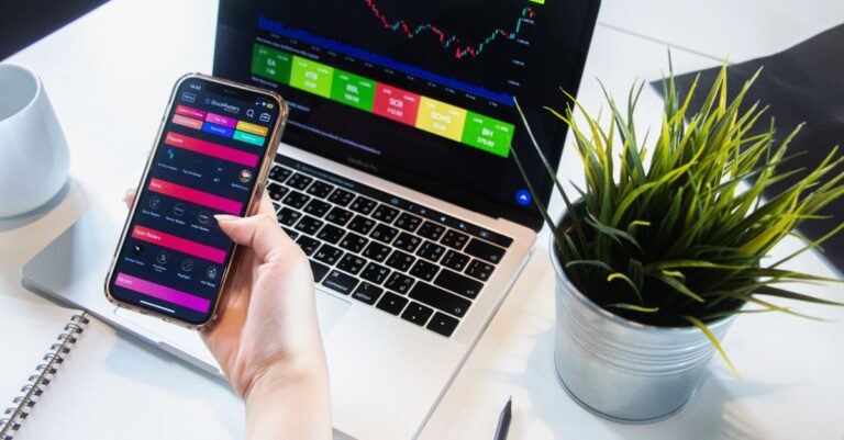Nubank, C6 ou Inter? Pessoa olhando seus rendimentos. (Foto: Pexels)