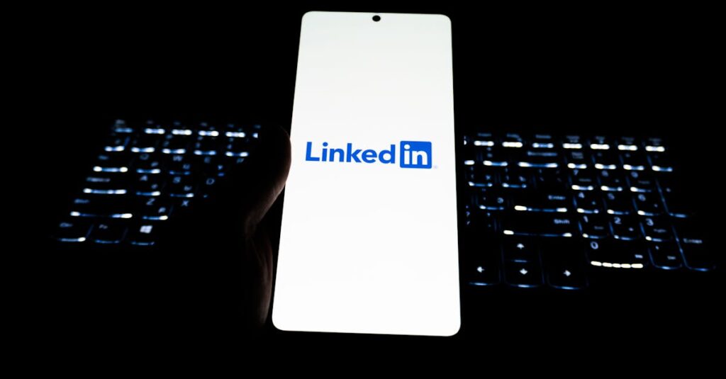 Imagem do Linkedin, uma das maiores plataformas para vagas de emprego. (Foto: Pexels)