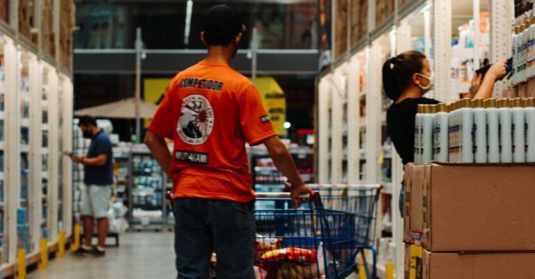Clientes fazendo compras no supermercado. (Foto: Pexels)
