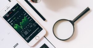 Banco e finanças: celular mostrando rendimentos. (Foto: Pexels)