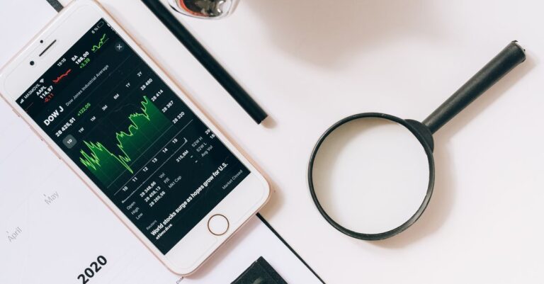 Banco e finanças: celular mostrando rendimentos. (Foto: Pexels)