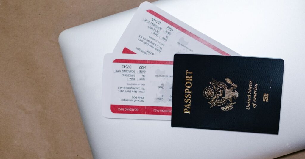 Passaporte ao lado de uma passagem aérea. (Foto: Pexels)