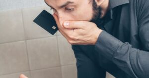 Homem em choque ao sofrer um golpe no smartphone. (Foto: Pexels)