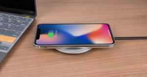 Imagem de um Iphone carregando a bateria. (Foto: Pexels)