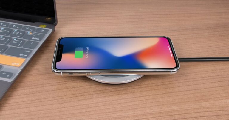 Imagem de um Iphone carregando a bateria. (Foto: Pexels)