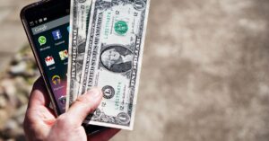 Renda extra: Veja como ganhar em dólar pelo celular. (Foto: Pexels)
