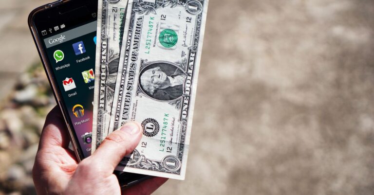 Renda extra: Veja como ganhar em dólar pelo celular. (Foto: Pexels)