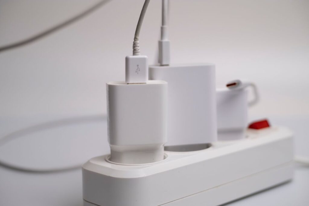 Carregador na tomada aumenta a conta de luz? (Foto: Pexels)