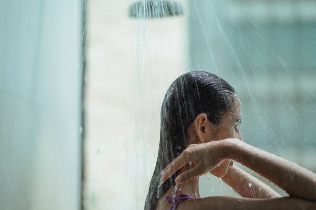 Banho quente custando caro? O ajuste simples no chuveiro que reduz a conta de luz (Foto: Pexels)