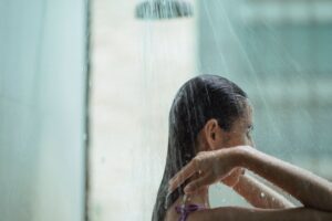 Banho quente custando caro? O ajuste simples no chuveiro que reduz a conta de luz (Foto: Pexels)