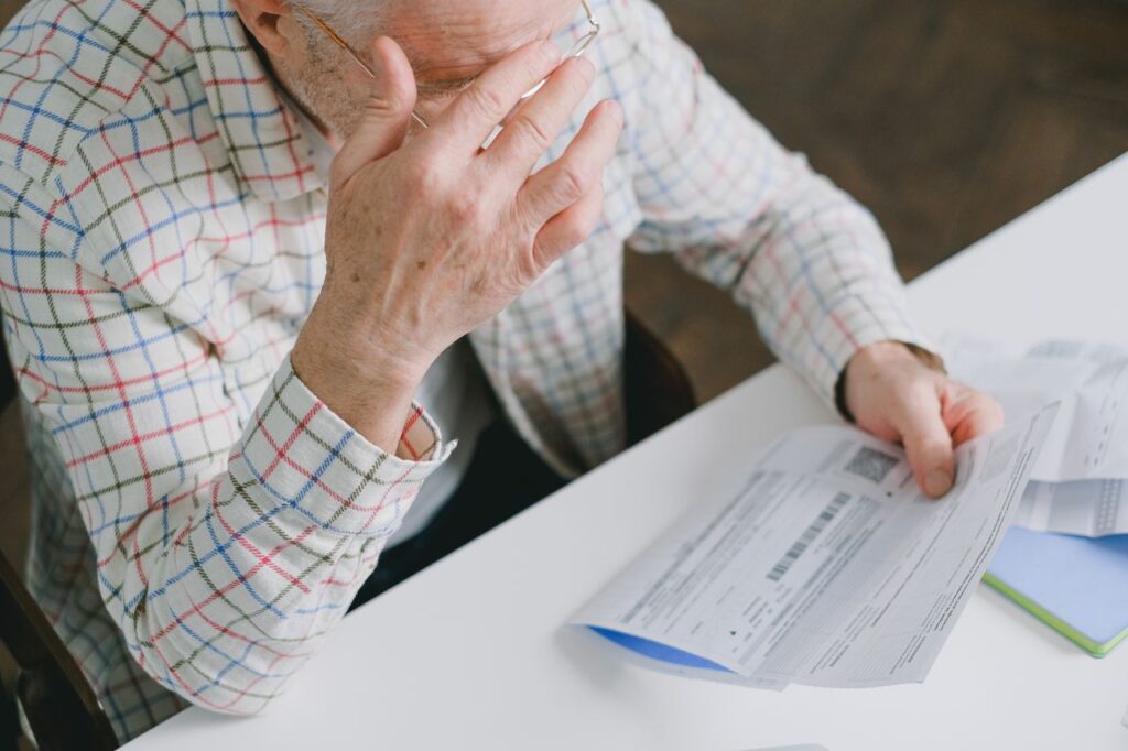 Homem olhando a conta de luz. (Foto: Pexels)