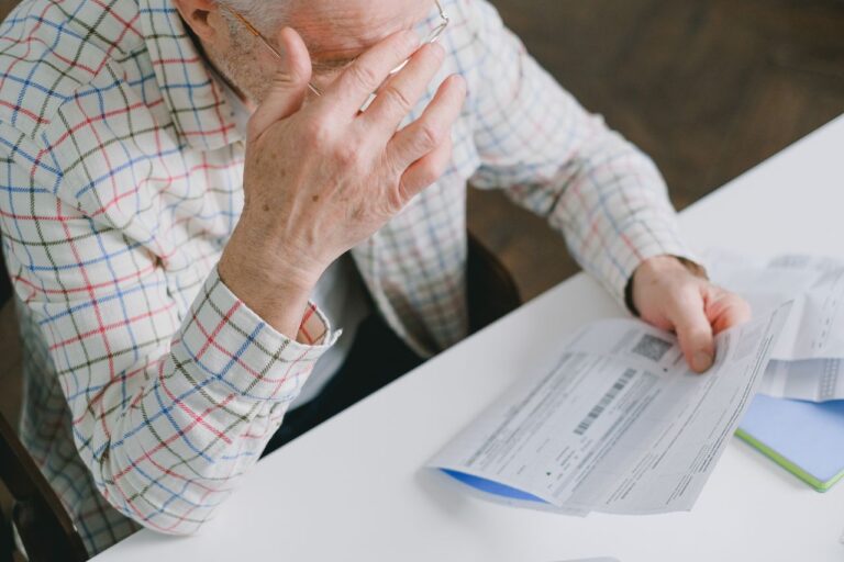 Homem olhando a conta de luz. (Foto: Pexels)